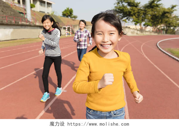 快乐的小女孩在操场跑道上奔跑幸福的人美好校园美好童年美好未来儿童跑步奔跑运动健身户外跑步微笑的小女孩